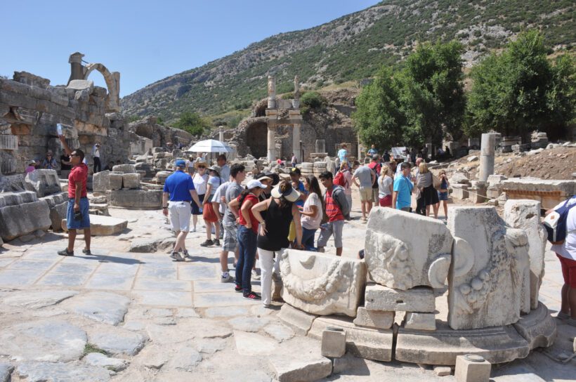 A group of tourist in Ephesus (6)
