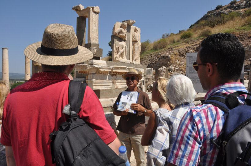 A group of tourist in Ephesus (17)
