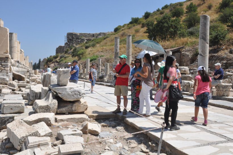 A group of tourist in Ephesus (20)
