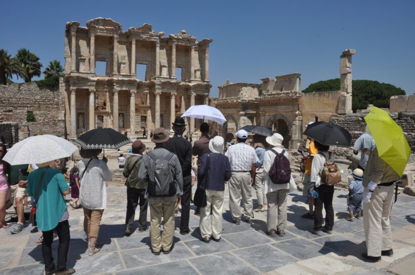 A group of tourist in Ephesus (21)