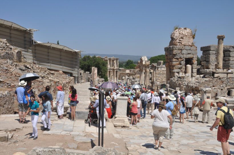 A group of tourist in Ephesus (24)