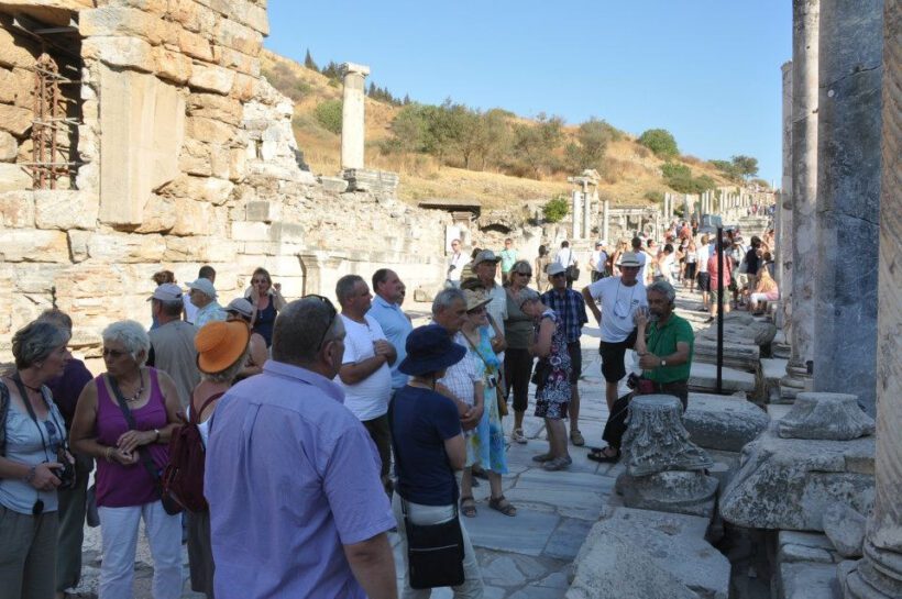 A group of tourist in Ephesus (26)